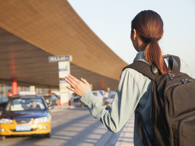 舒適、新穎、寬敞並擁有生活功能的小客車，瑞麒專程引進，旅遊舒適，並有經驗豐富的司機團隊，提供旅客安全、專業、服務、高優質的包車接送服務。<br><br><strong>包車旅遊、自由行、一日遊、二日遊、環島觀光、客製行程、特製行程、出國停車 (瑞麒自有的寬敞停車場)、商務接送、機場接送、結婚禮車、婚紗包車、商務用車。</strong>